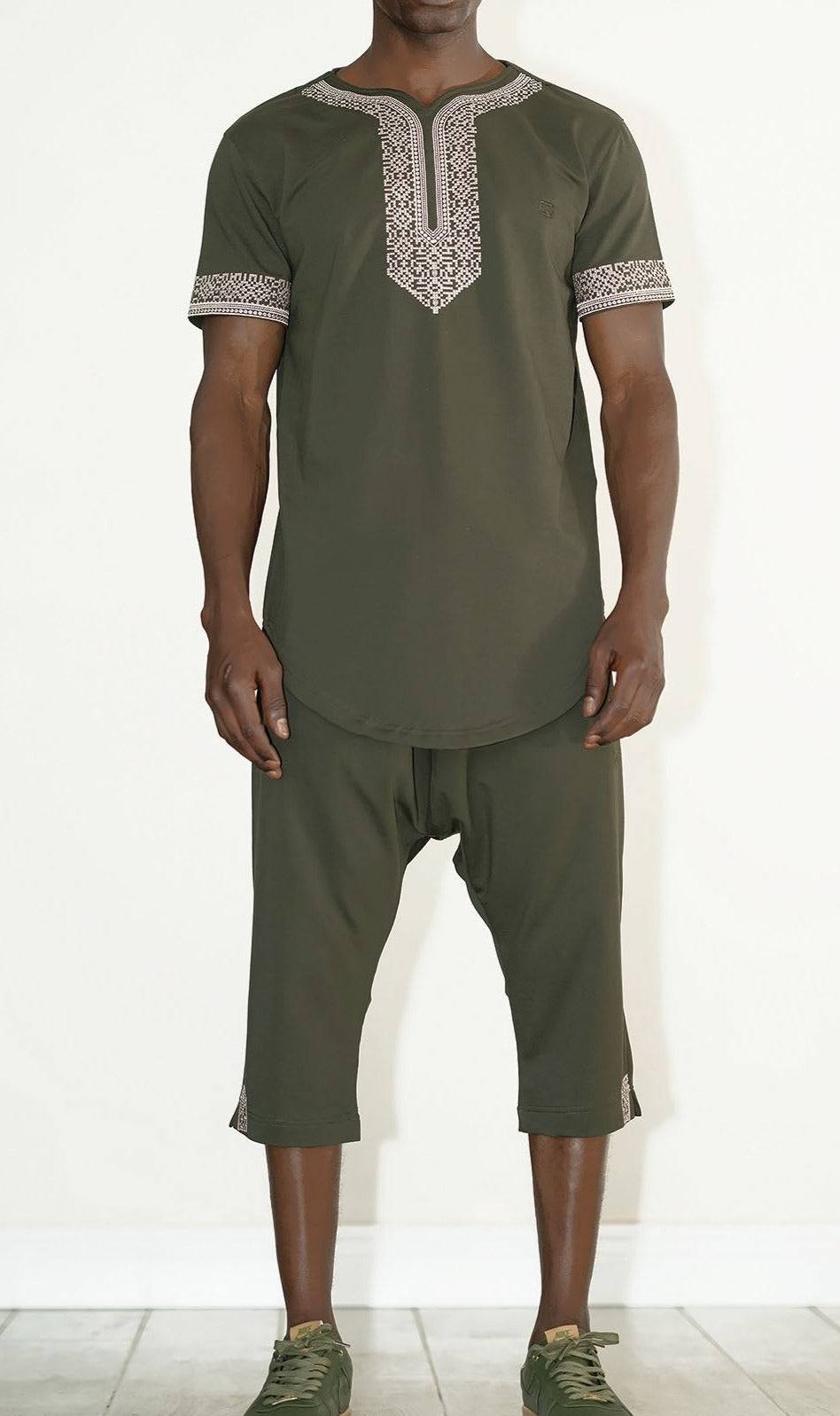 Khakifarbenes QABA’IL AWQAS Set aus kurzärmligem Oberteil und Shorts