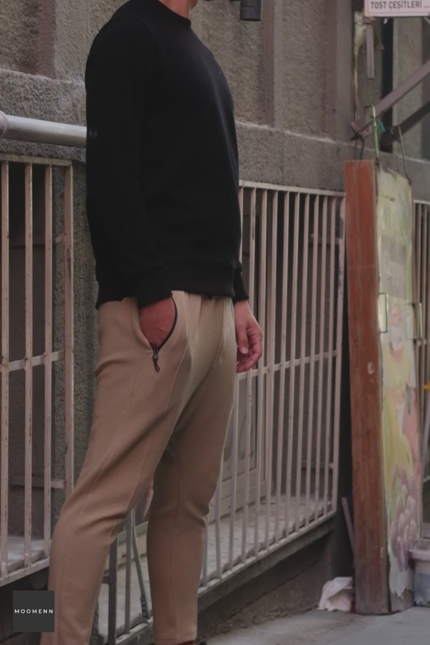 Video laden: QL Round Collar Longline Sweatshirt in Black